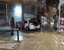 Un choque terminó con un remis entre las rejas de una casa