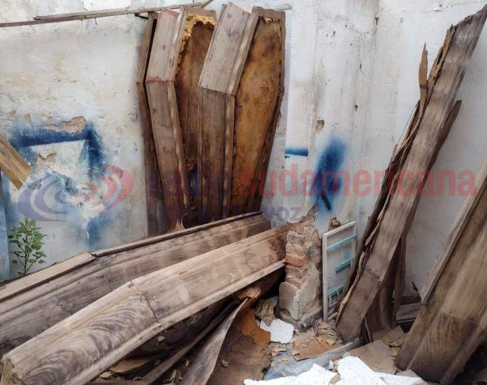Misterio: Usurpó una casa abandonada y vivía con cuatro ataúdes
