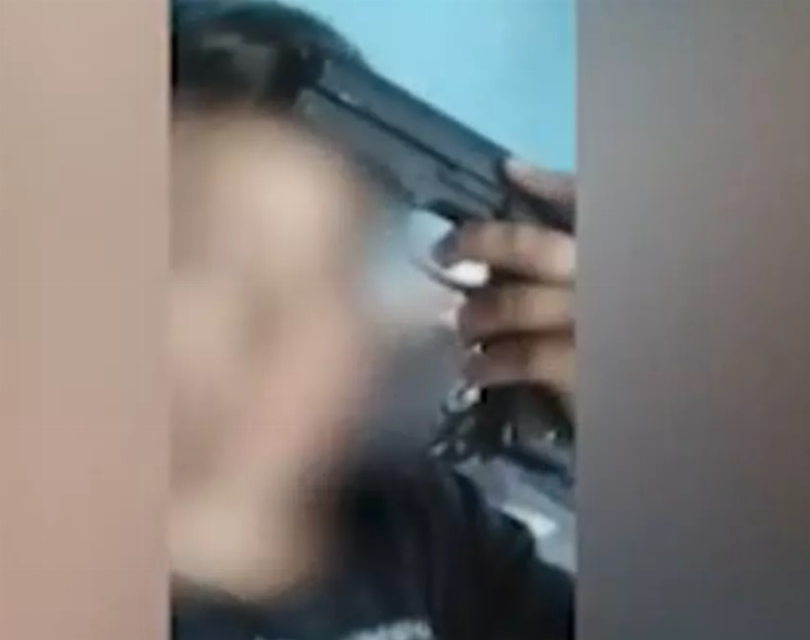 Un niño de 11 años le pegó con un arma a su maestra y la amenazó