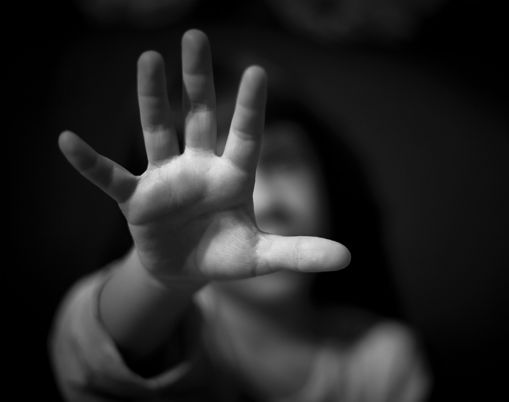 Detuvieron a una mujer por producir y comercializar contenido sexual de su hija de 8 años