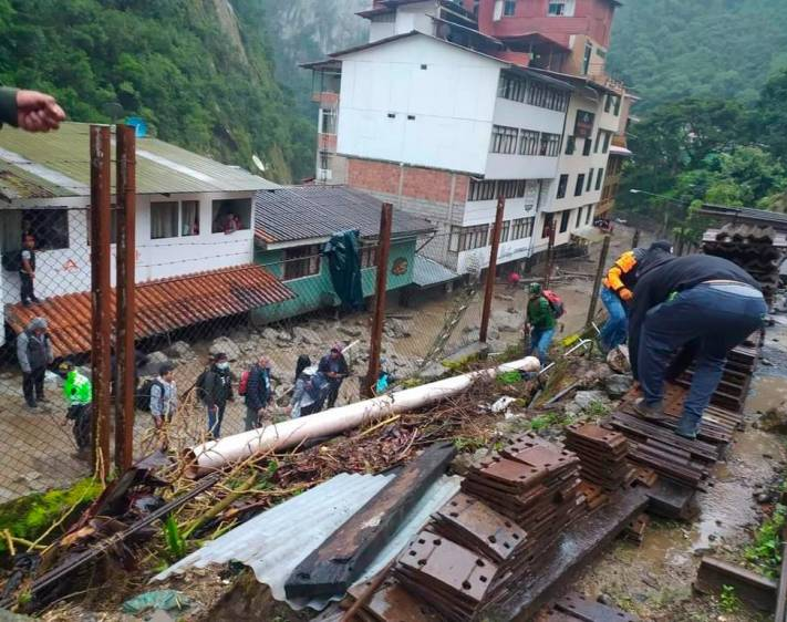 Por las fuertes lluvias se desbordó un río y se inundó parte de Machu Picchu