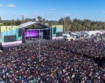 Primavera en San Juan: los jóvenes disfrutan a pesar del frío en el Bicentenario