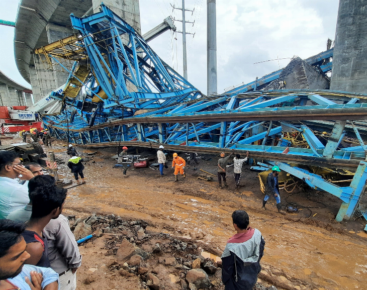 Al menos 40 obreros atrapados tras el derrumbe de un túnel en construcción en la India