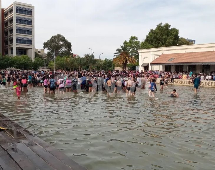¡Al calor, le metieron un piletazo! Estudiantes coparon la Plaza del Bicentenario