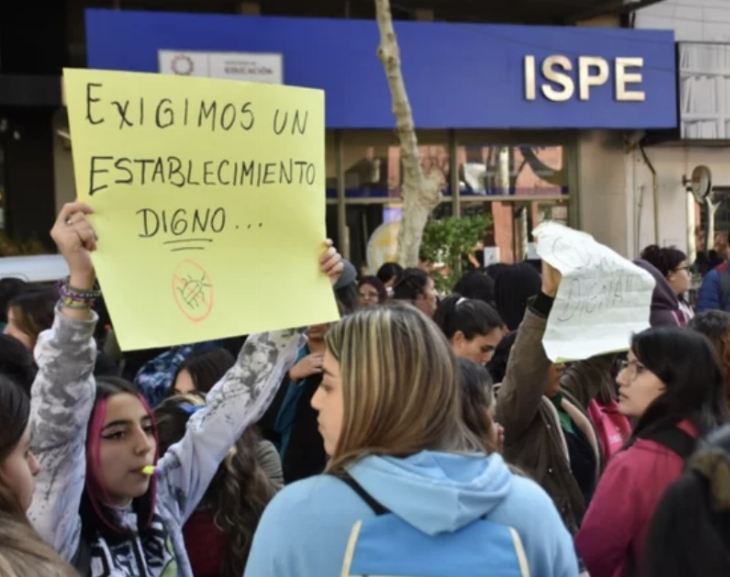 Los alumnos del ISPE cortaron la calle por el estado del establecimiento 