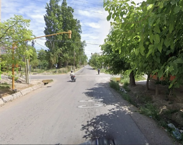 Un joven chocó y cayó al canal con su auto 