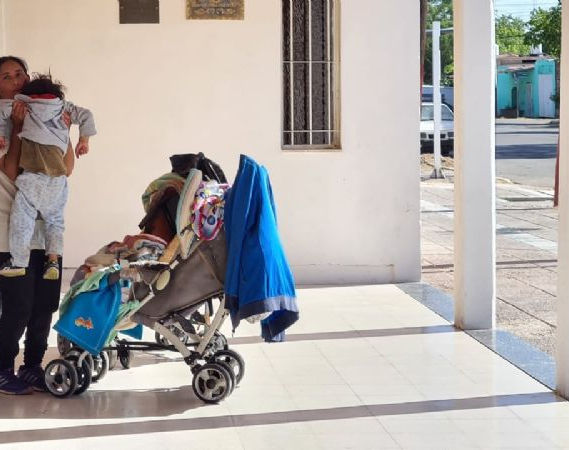 Su marido la abandonó junto a sus dos pequeños hijos en una iglesia
