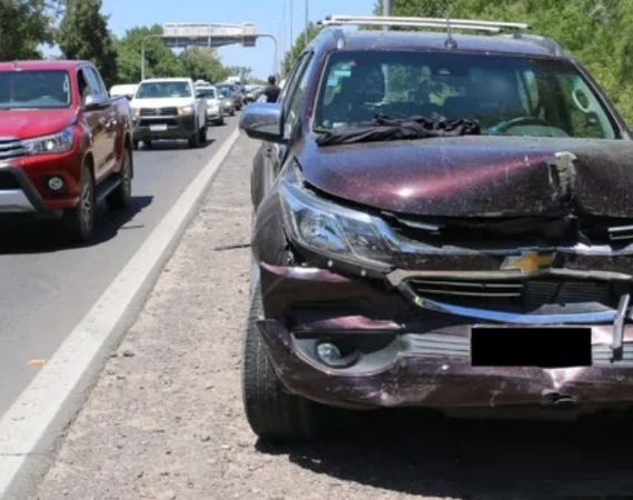 Violento choque en Ruta 40 dejó una camioneta dañada y su conductor ileso