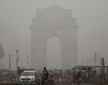 Nueva Delhi cubierta por una nube de smog 