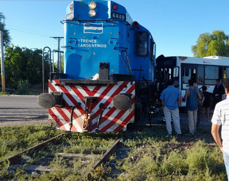 Un colectivo de Red Tulum chocó con un tren de carga 