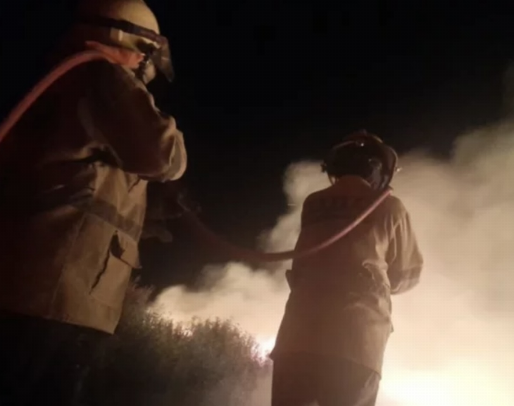Bomberos comenzó el año sofocando un gran incendio en Pocito 