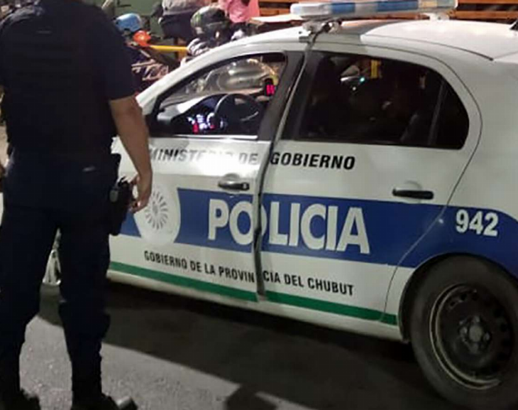 Un adolescente agarró el arma de su padre, se le escapó un tiro y se mató frente a sus amigos