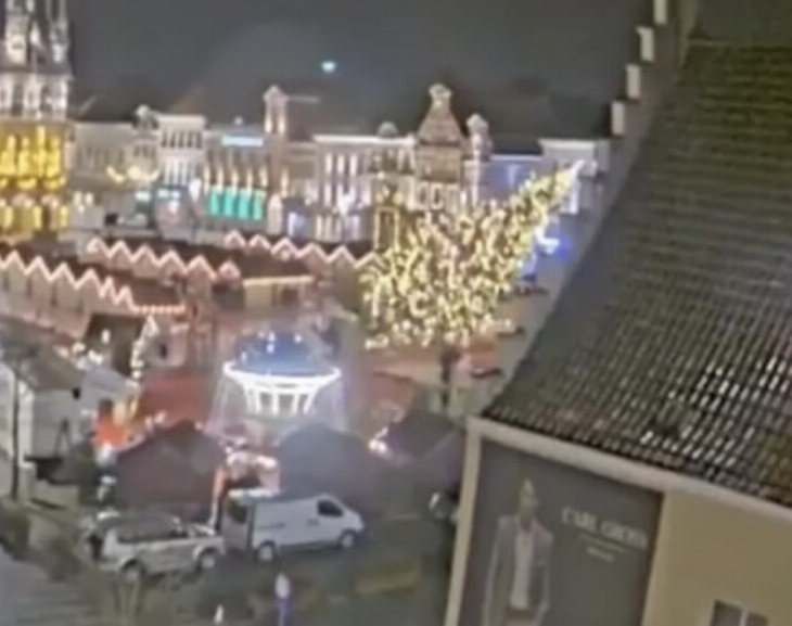 Se derrumbó un árbol de Navidad gigante sobre una multitud: hay al menos un muerto y dos heridos