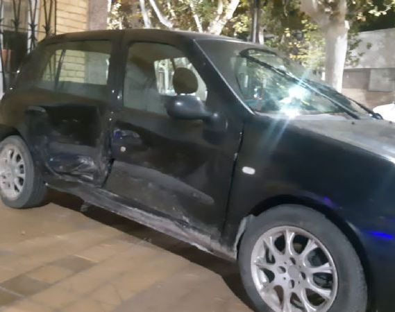 Fuerte choque entre un auto y un patrullero