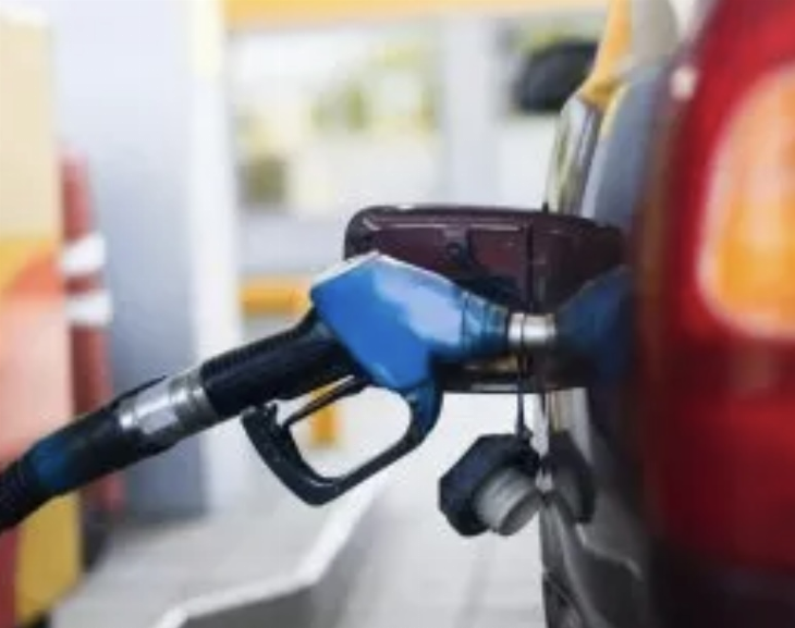 Suben las naftas más de 30% tras devaluación