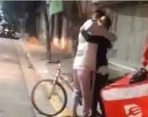 Le robaron la bici en su segundo día como delivery y los vecinos le compraron una nueva