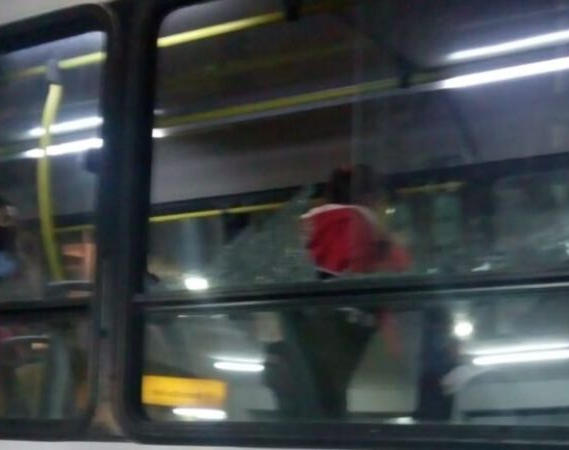 Ataque a un colectivo de la RedTulum termina con un niño herido