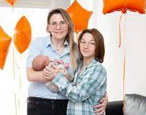 Nace en España el primer bebé de Europa gestado por dos mujeres