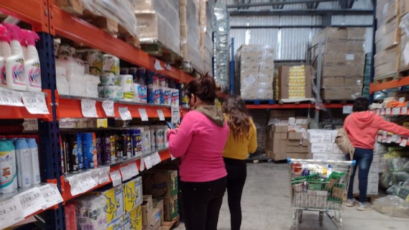 Según una consultora, el consumo msivo bajó 1,6% en enero