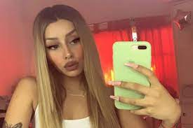 La mujer de L-Gante mostró en Instagram su lápiz labial con forma de pene