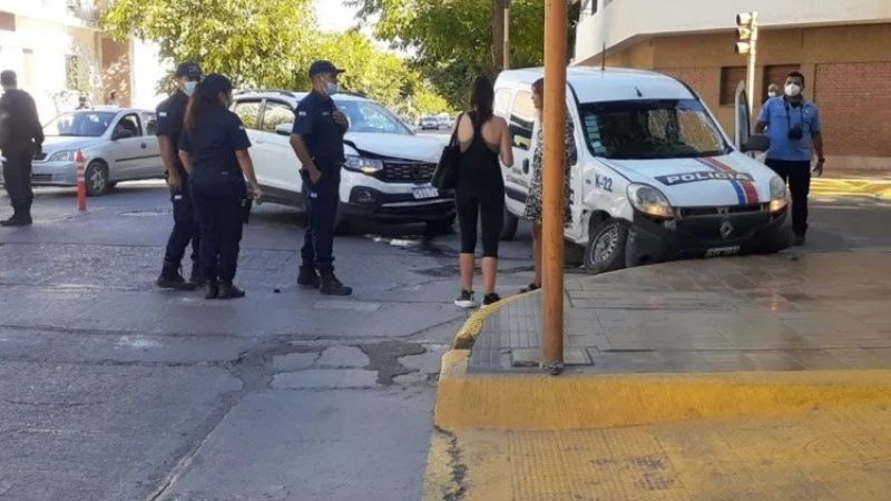 En el centro, una SUV chocó y mandó a la vereda a un patrullero