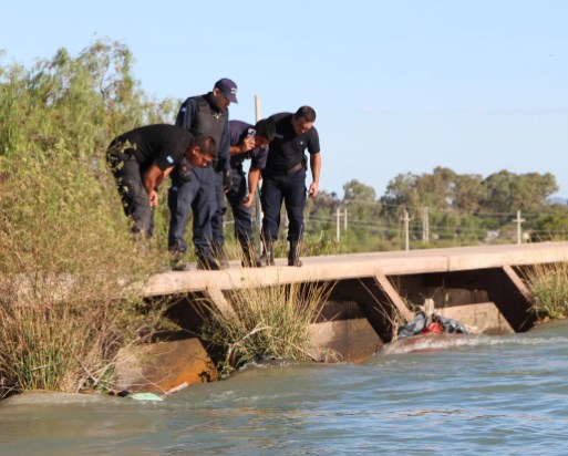 Encontraron a un hombre muerto a orillas de un canal