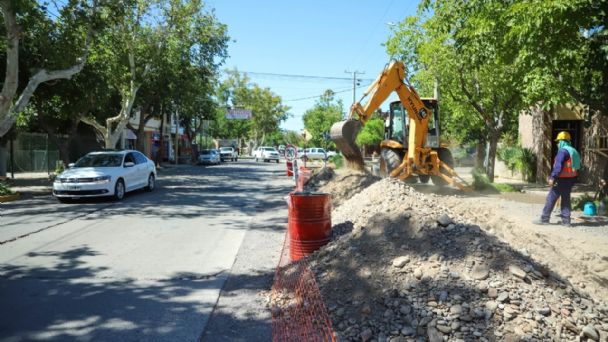 OSSE: Nuevamente se rompió un caño en la recién pavimentada calle Urquiza