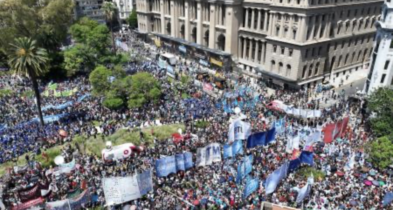 La CGT y organizaciones sociales protestaron en Tribunales contra el DNU de Milei