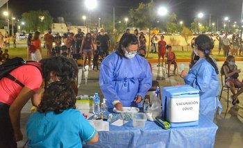 En la primera noche del operativo de vacunación se colocaron más de 500 dosis. 