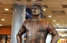 En Ezeiza, una impresionante estatua de Maradona recibirá a los turistas