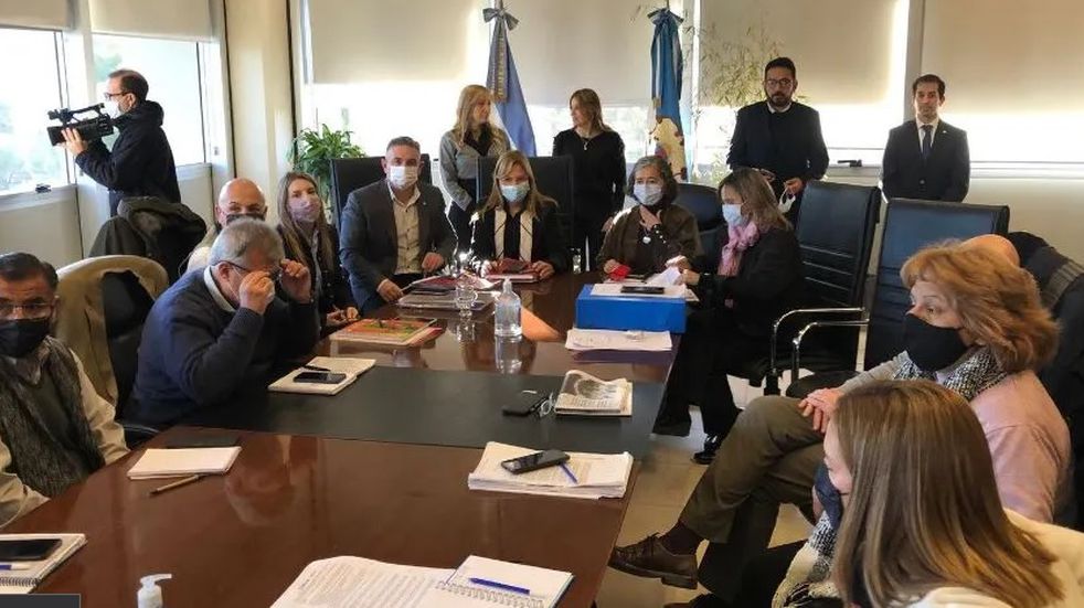 Gremios y gobierno acordaron la mejora salarial y descontarán los paros desde el lunes