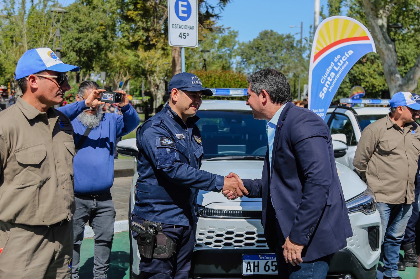 Orrego presentó la nueva flota de móviles comunales de Santa Lucía para fortalecer el servicio a los vecinos
