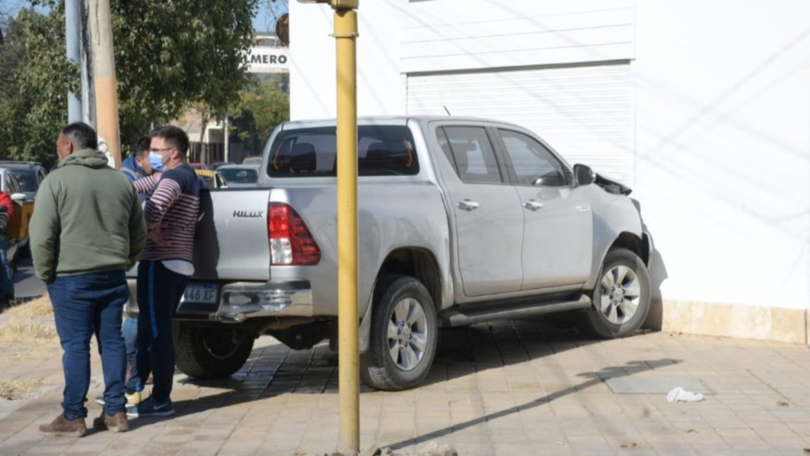 Chocaron una Toyota contra una pared pero salieron ilesos