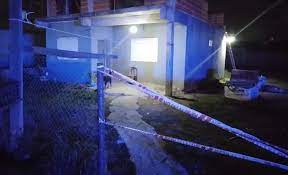 Femicidio en La Plata: mató a su mujer a puñaladas con sus cuatro hijos dentro de la casa