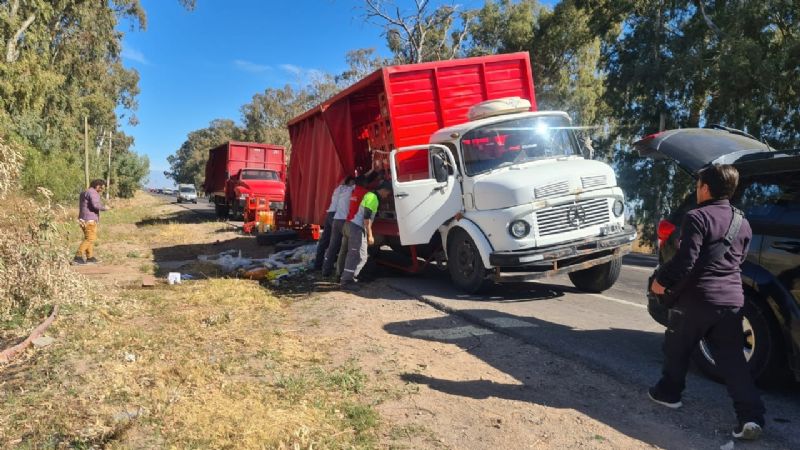 Inédito: ¡Volcó un camión con gaseosas en la ruta 20 y nadie se llevó nada!