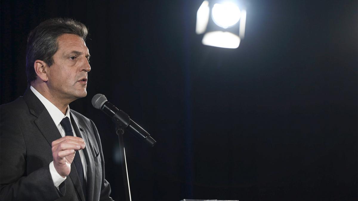 Massa advirtió a las petroleras: "Si el martes a la noche no está resuelto, no van a poder sacar un barco"