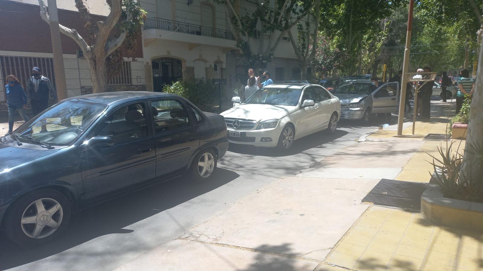Un chico terminó golpeado luego de un choque en cadena en hora pico