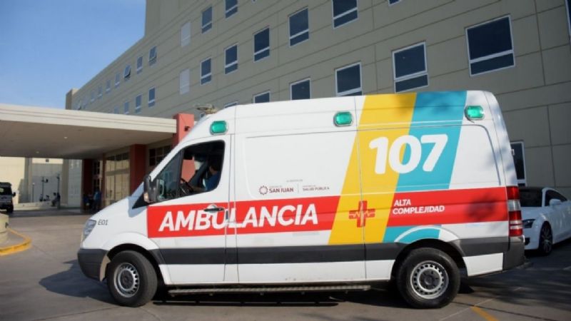 Una bebé terminó en el hospital tras chocas con sus padres en moto