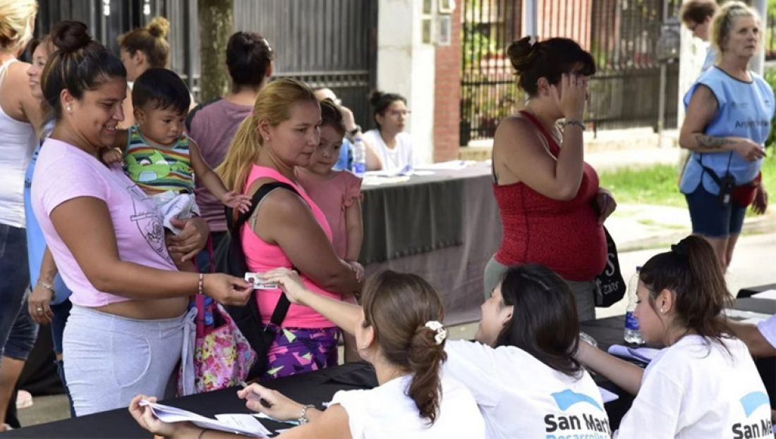 Cobraban un plan social y a la vez viajaban al exterior: suspendieron a beneficiarios