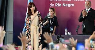 Cristina llama a los argentinos a "despabilarse para que no les vendan espejitos de colores"