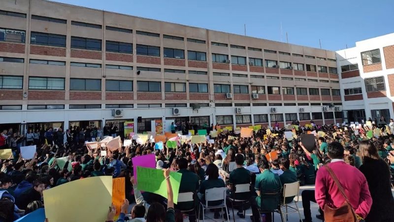 Alumnos de la Escuela de Comercio pidieron "escucha activa"