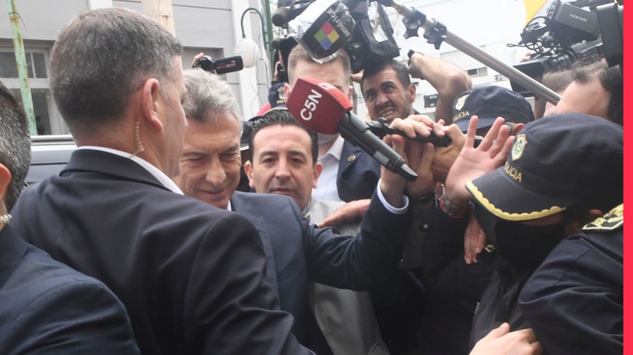 Macri agredió a un periodista y luego se disculpó por Twitter:  "Fue un acto reflejo", dijo