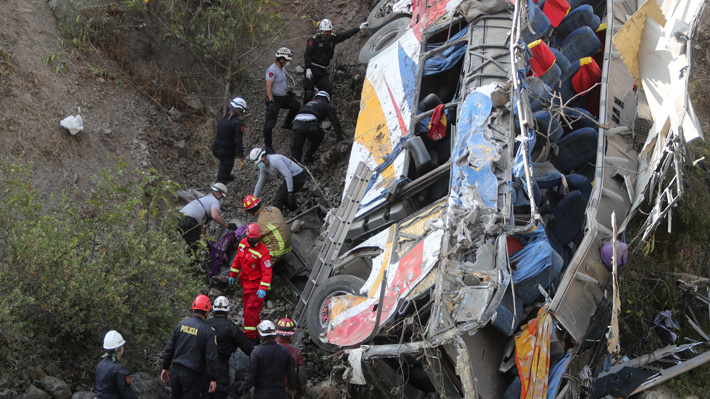 Un colectivo peruano cayó al vacío: Hay 29 muertos y decenas de heridos