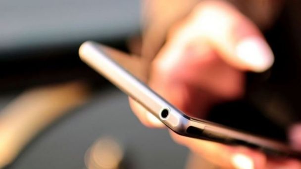 Le arrebató el celular a un mozo y fue atrapado