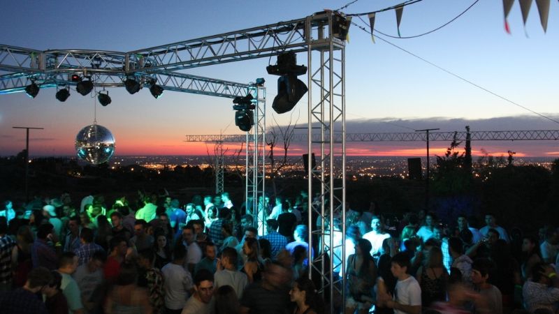 Clausuraron un club de rugby porque festejaron con 500 personas en Navidad