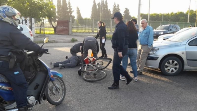 Lo atropelló un auto cuando iba a trabajar en bicicleta
