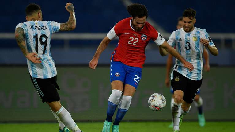Sin Messi ni Scaloni, Argentina se mide en la altura ante Chile