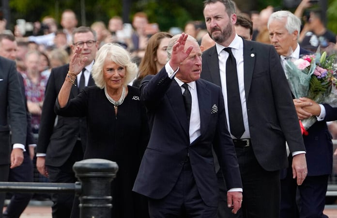 El rey Carlos y la familia real participaron de la misa por la Isabel II