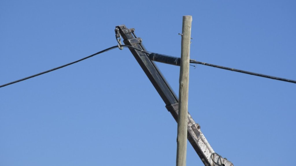 Alarma en Rawson: Incendio por caída de postes de luz y locura vecinal