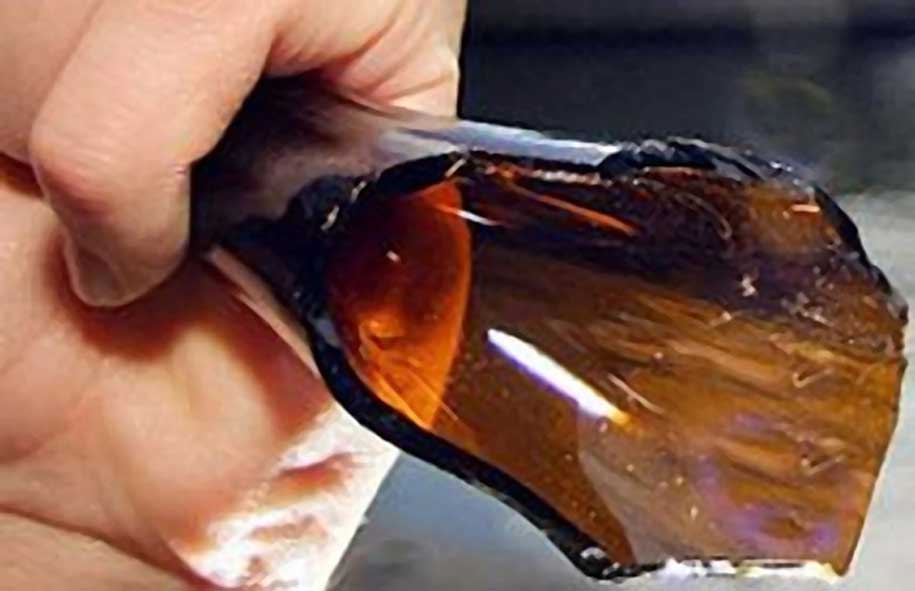 Volvió de bailar y su novia le rompió una botella en la cabeza